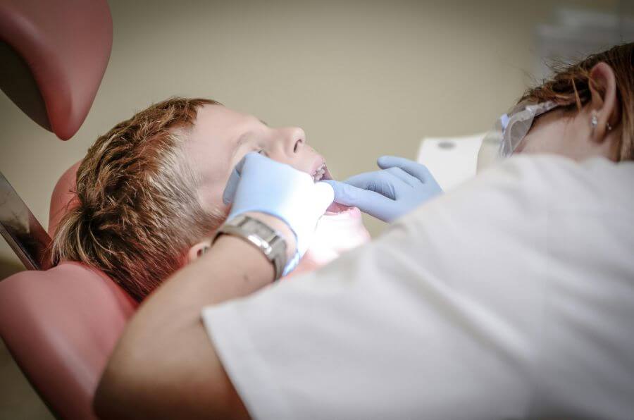 Prima visita dal dentista per bambini: quando farla e come preparare il tuo piccolo